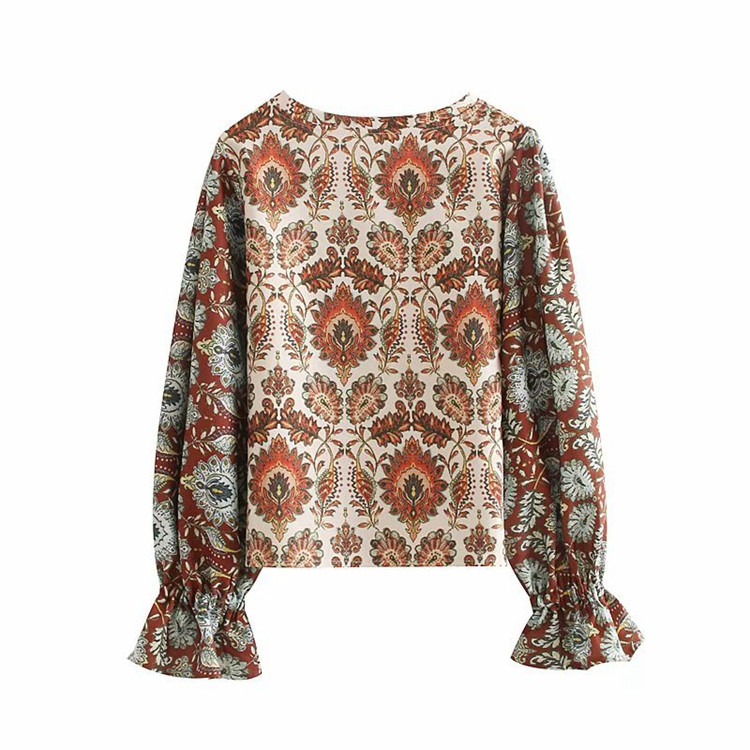 Γυναικεία μοντέρνα μπλούζα με στρογγυλό ντεκολτέ και χρωματιστό μοτίβο 