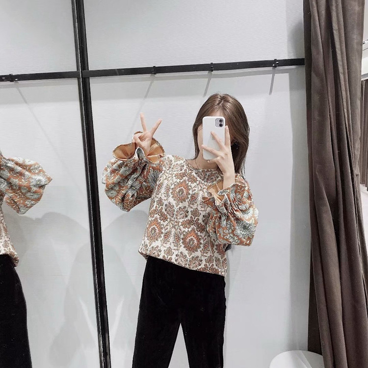 Γυναικεία μοντέρνα μπλούζα με στρογγυλό ντεκολτέ και χρωματιστό μοτίβο 