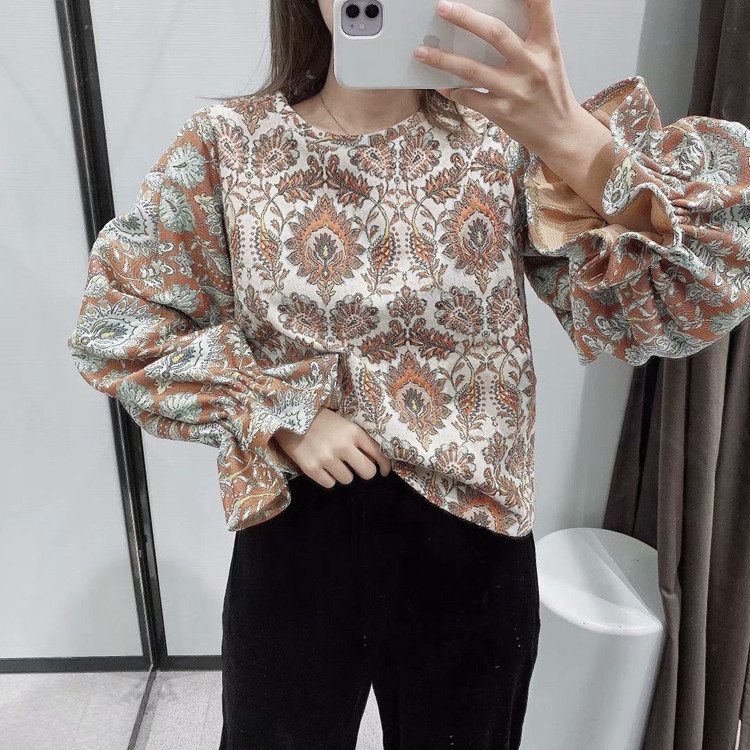 Γυναικεία μοντέρνα μπλούζα με στρογγυλό ντεκολτέ και χρωματιστό μοτίβο 