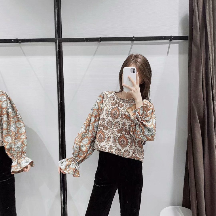 Γυναικεία μοντέρνα μπλούζα με στρογγυλό ντεκολτέ και χρωματιστό μοτίβο 