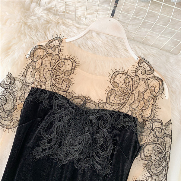 Κομψή βελούδινη μπλούζα με διαφανή μανίκια σε μαύρο χρώμα