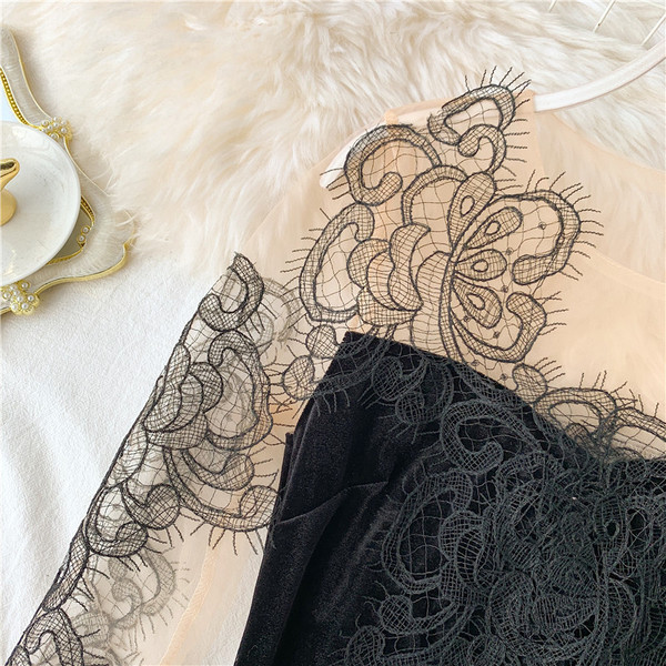 Κομψή βελούδινη μπλούζα με διαφανή μανίκια σε μαύρο χρώμα