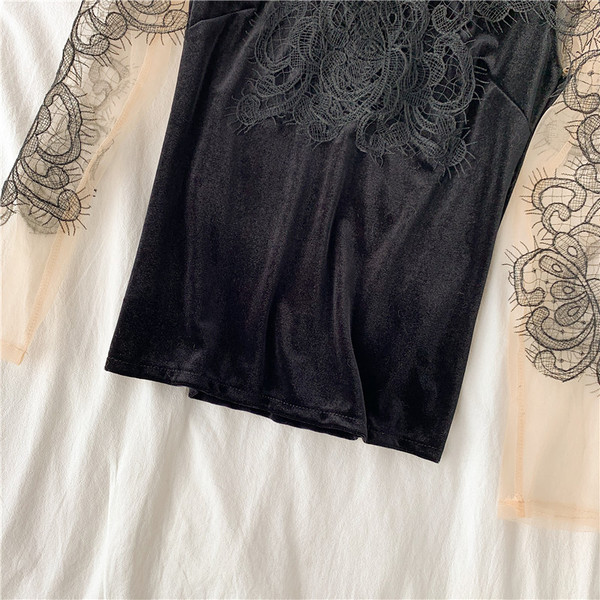 Κομψή βελούδινη μπλούζα με διαφανή μανίκια σε μαύρο χρώμα