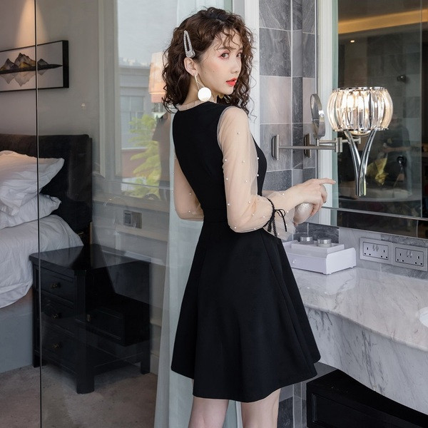 Rochie de dama modern, model nou, cu maneci din tul si decolteu spitz in negru