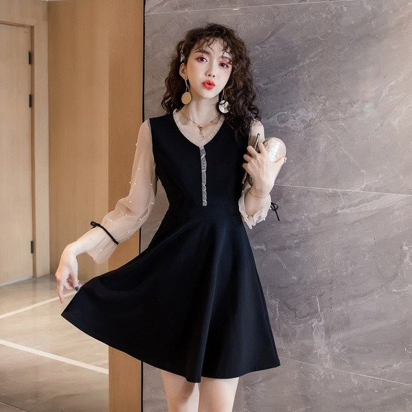 Rochie de dama modern, model nou, cu maneci din tul si decolteu spitz in negru