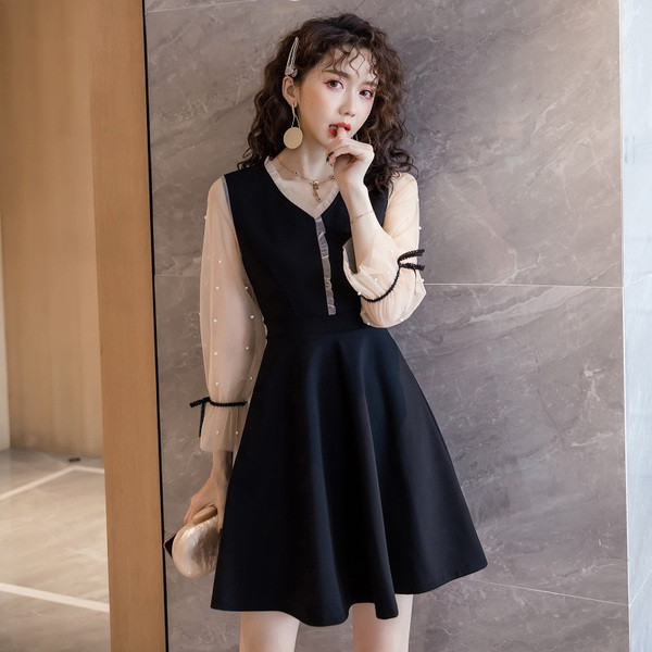 Rochie de dama modern, model nou, cu maneci din tul si decolteu spitz in negru