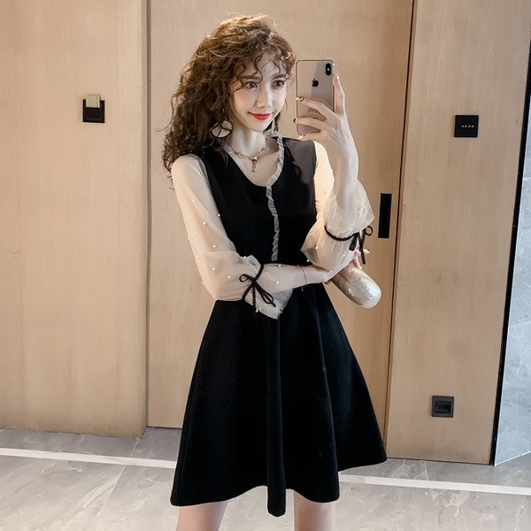 Rochie de dama modern, model nou, cu maneci din tul si decolteu spitz in negru