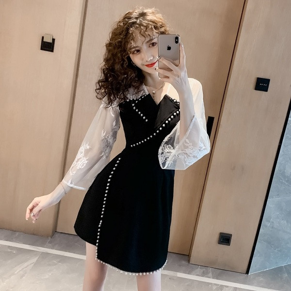 Aktuális női ruha spitz nyakkivágással, csipkével és tüllvel, fekete színben