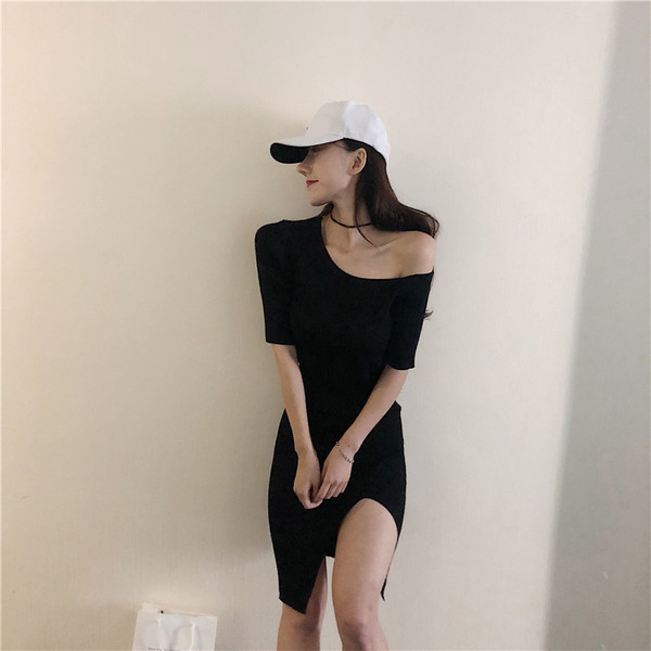 Modern női ruha hasítékkal, 3/4 ujjú szürke és fekete színben