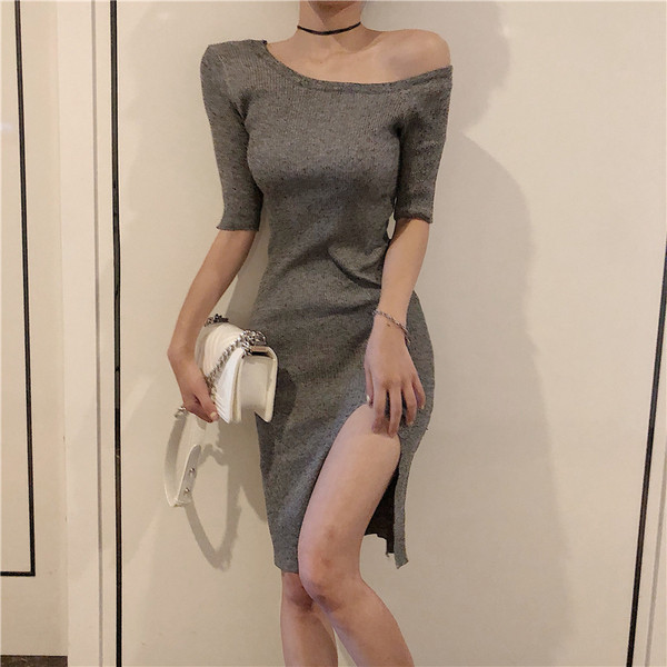 Modern női ruha hasítékkal, 3/4 ujjú szürke és fekete színben