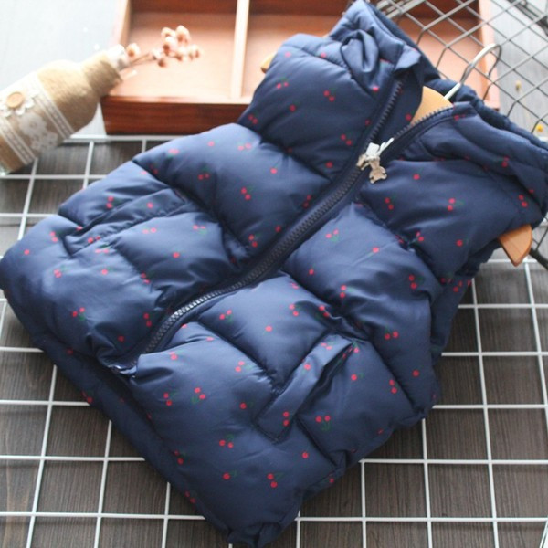 Μοντέρνο γυναικέιο γιλέκο με κουκούλα και εφαρμογή σε λευκό και μπλε χρώμα