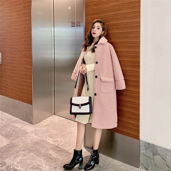 Modern női kabát gombokkal és zsebekkel, három színben