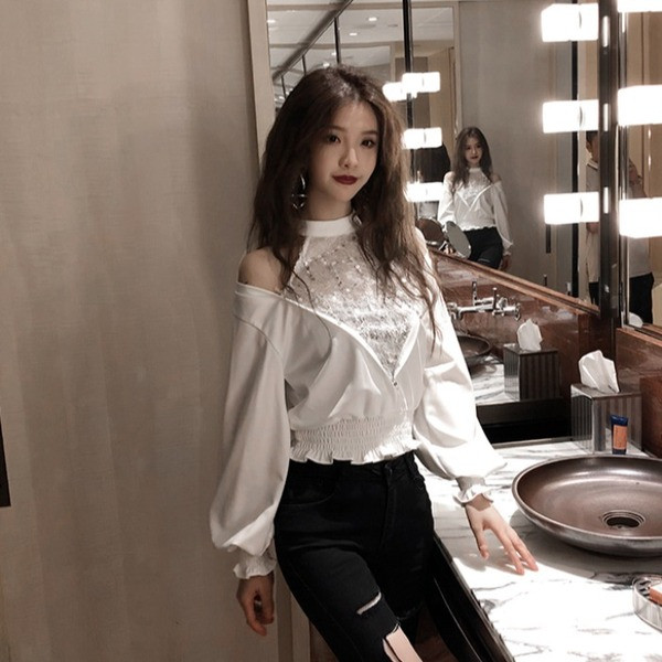 Modern női ing csupasz vállakat és flittereket fehér és fekete színben