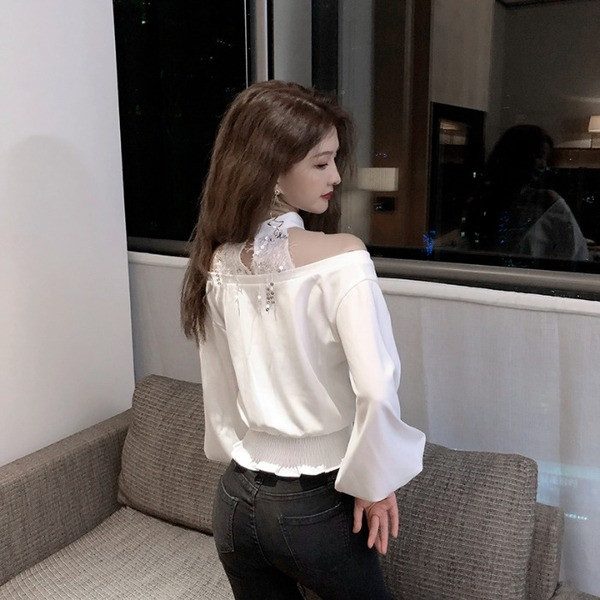 Modern női ing csupasz vállakat és flittereket fehér és fekete színben