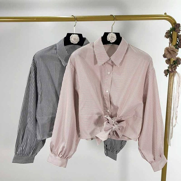 Cămașă scurtă în dungi cu legături în talie și guler clasic