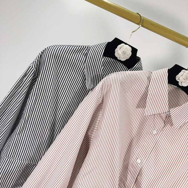 Cămașă scurtă în dungi cu legături în talie și guler clasic