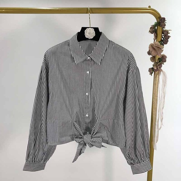 Cămașă scurtă în dungi cu legături în talie și guler clasic