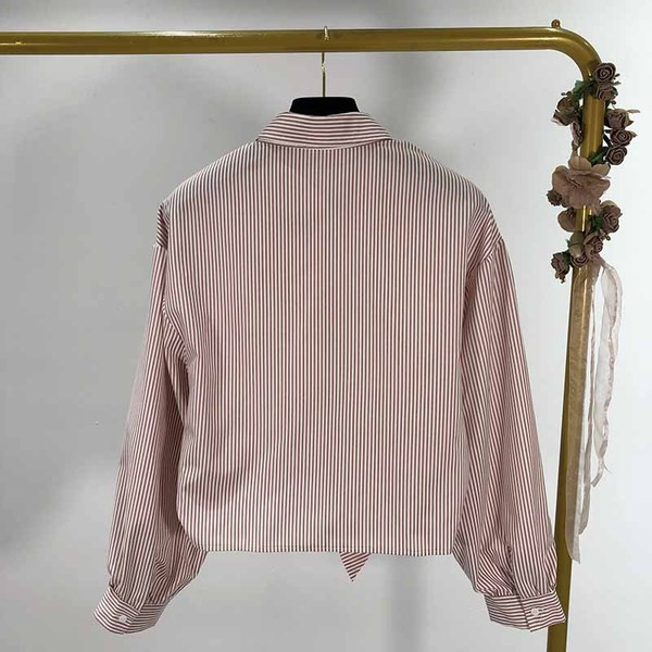 Cămașă scurtă în dungi cu legături în talie și guler clasic