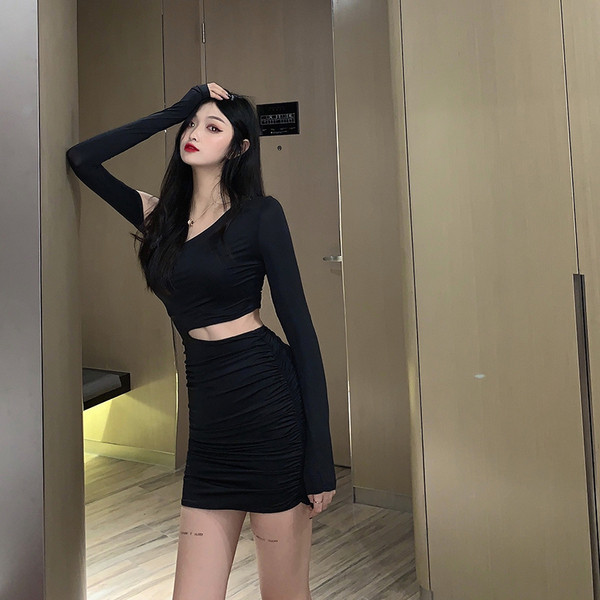 Rochie modernă de damă cu mâneci lungi și decupaje în negru