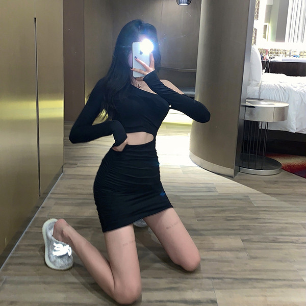 Rochie modernă de damă cu mâneci lungi și decupaje în negru