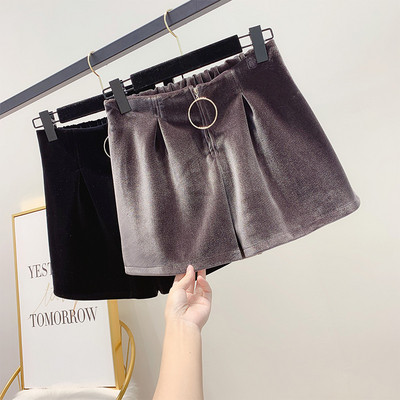 Къси дамски панталони от кадифе с цип в сив и черен цвят