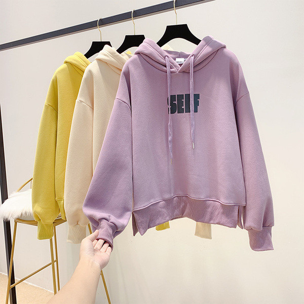 Modern női pulóver kapucnival és felirattal több színben