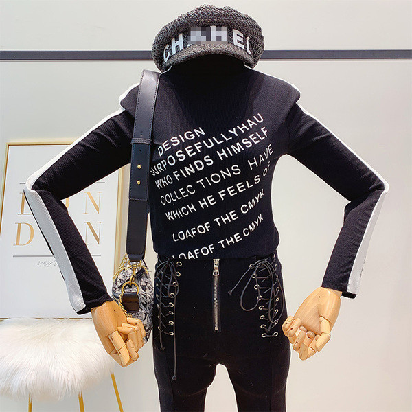 Γυναικείαμπλούζα με γράμματα και κολάρο πόλο σε ασπρόμαυρο χρώμα