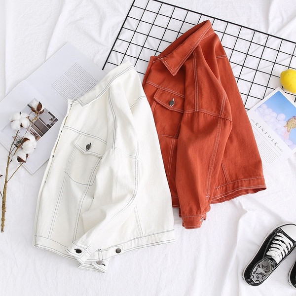 Új modellű női őszi kabát gombokkal és zsebekkel fehér és narancs színben