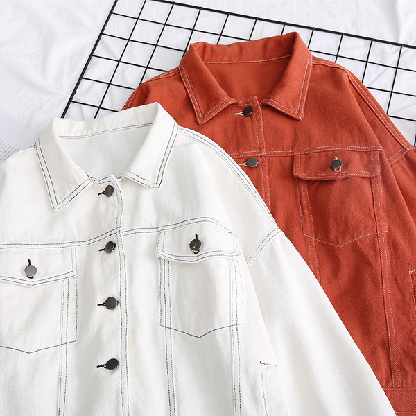 Új modellű női őszi kabát gombokkal és zsebekkel fehér és narancs színben