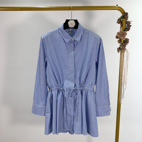 Hosszú csíkos ing derékkötővel és klasszikus gallérral