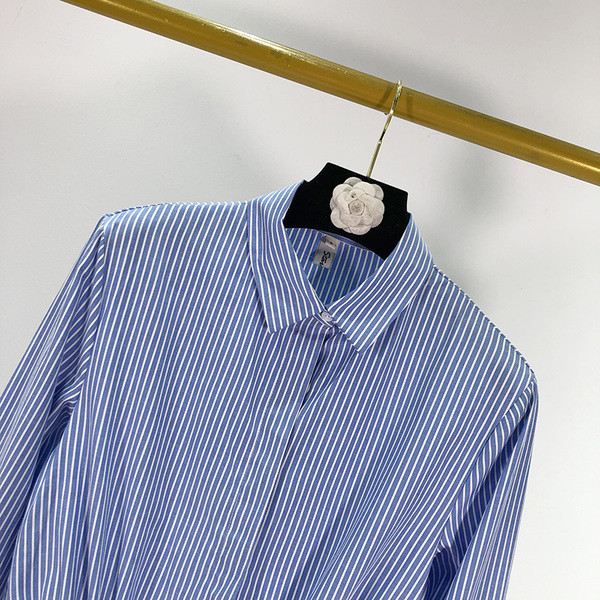 Hosszú csíkos ing derékkötővel és klasszikus gallérral