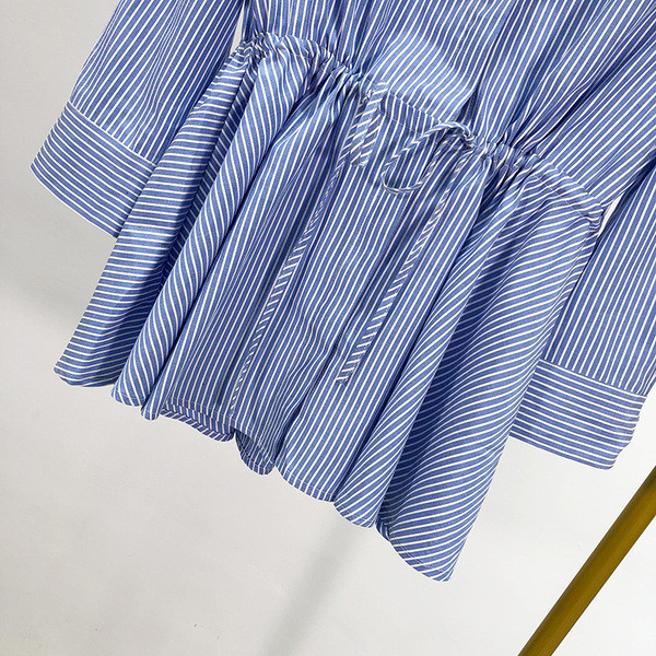 Hosszú csíkos ing derékkötővel és klasszikus gallérral