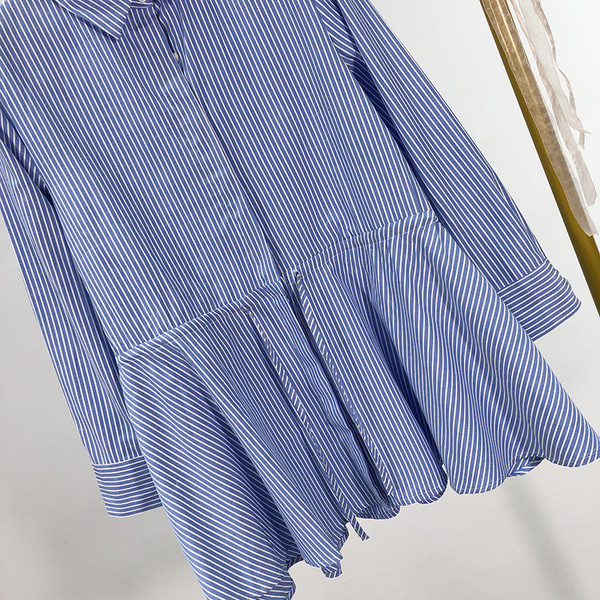 Hosszú csíkos ing derékkötővel és klasszikus gallérral