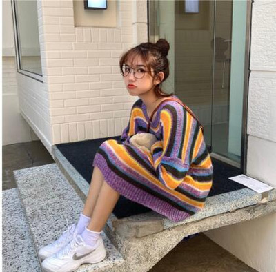 Ριγέ γυναικείο πουλόβερ με λαιμόκοψη σε διάφορα χρώματα