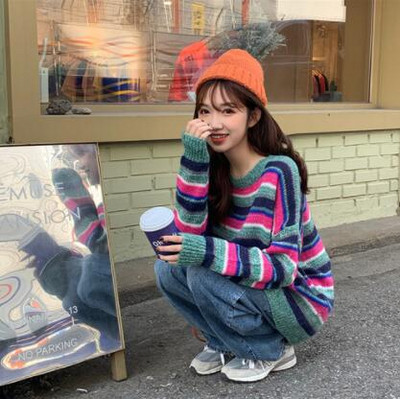 Ριγέ γυναικείο πουλόβερ με λαιμόκοψη σε διάφορα χρώματα