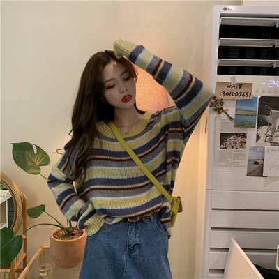 Ριγέ γυναικείο πουλόβερ με λαιμόκοψη σε διάφορα χρώματα
