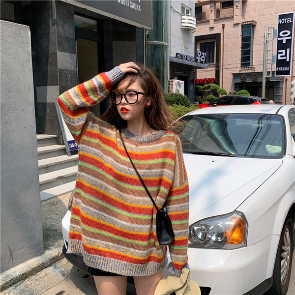 Ριγέ γυναικείο πουλόβερ με λαιμόκοψη σε διάφορα χρώματα