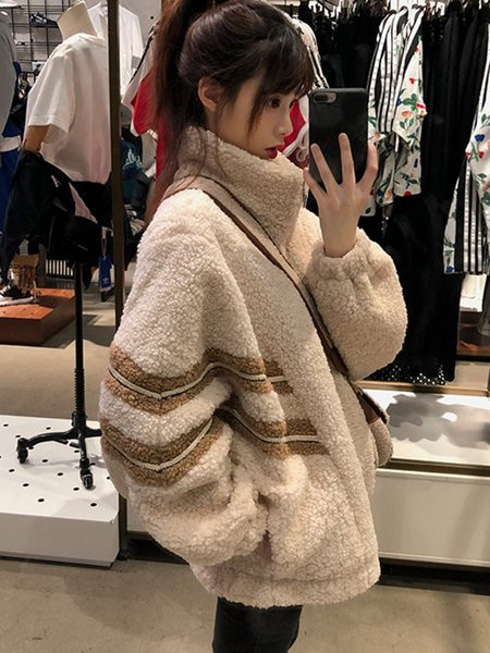 Дамско пухено зимно палто с джобове в бежов и червен цвят 