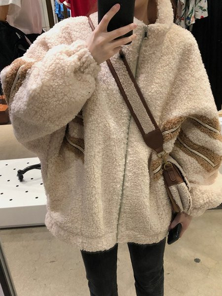 Дамско пухено зимно палто с джобове в бежов и червен цвят 