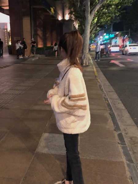 Дамско пухено зимно палто с джобове в бежов и червен цвят 