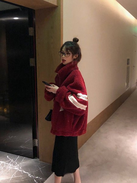 Дамско пухено зимно палто с джобове в бежов и червен цвят 