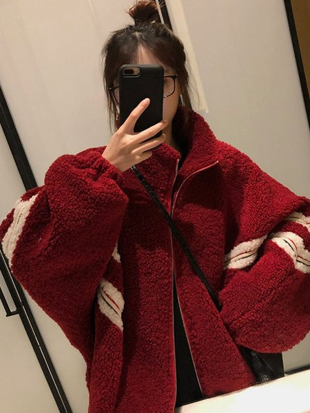 Дамско пухено зимно палто с джобове в бежов и червен цвят 