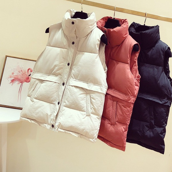 Νέο μοντέλο γυναικείο γιλέκο με μεγάλο κολάρο  σε λευκό, μαύρο και κόκκινο χρώμα