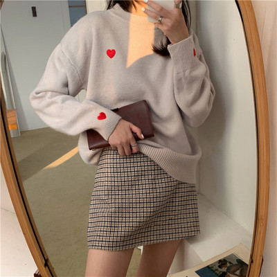 Μοντέρνο γυναικείο πουλόβερ με κεντήματα σε λευκό, γκρι, πορτοκαλί και μπεζ χρώμα