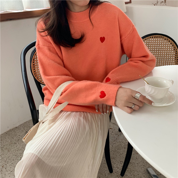 Μοντέρνο γυναικείο πουλόβερ με κεντήματα σε λευκό, γκρι, πορτοκαλί και μπεζ χρώμα