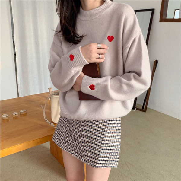 Μοντέρνο γυναικείο πουλόβερ με κεντήματα σε λευκό, γκρι, πορτοκαλί και μπεζ χρώμα