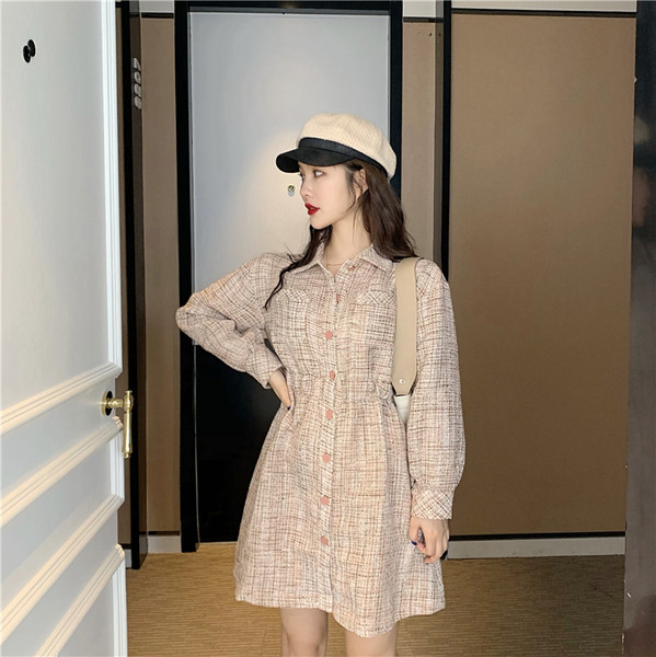 Modern női ruha gombokkal és gallérral