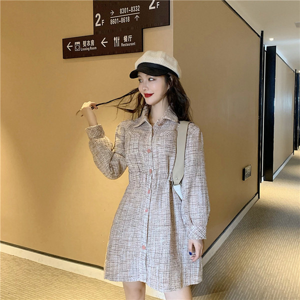 Modern női ruha gombokkal és gallérral