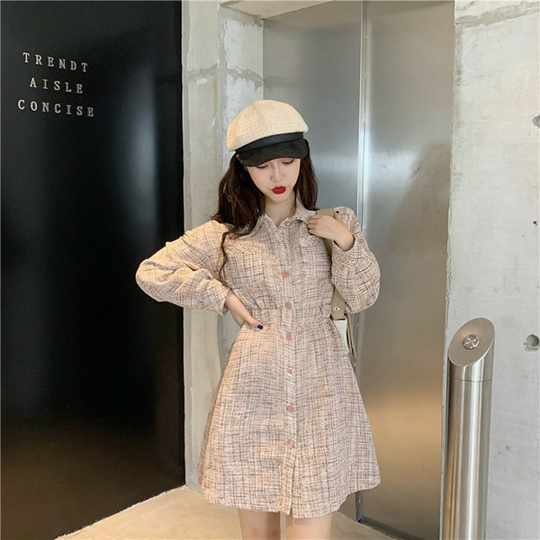 Modern női ruha gombokkal és gallérral