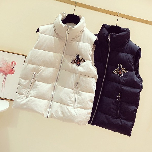 Γυναικείο γιλέκο με φερμουάρ και κολάρο με μαύρο και άσπρο χρώμα